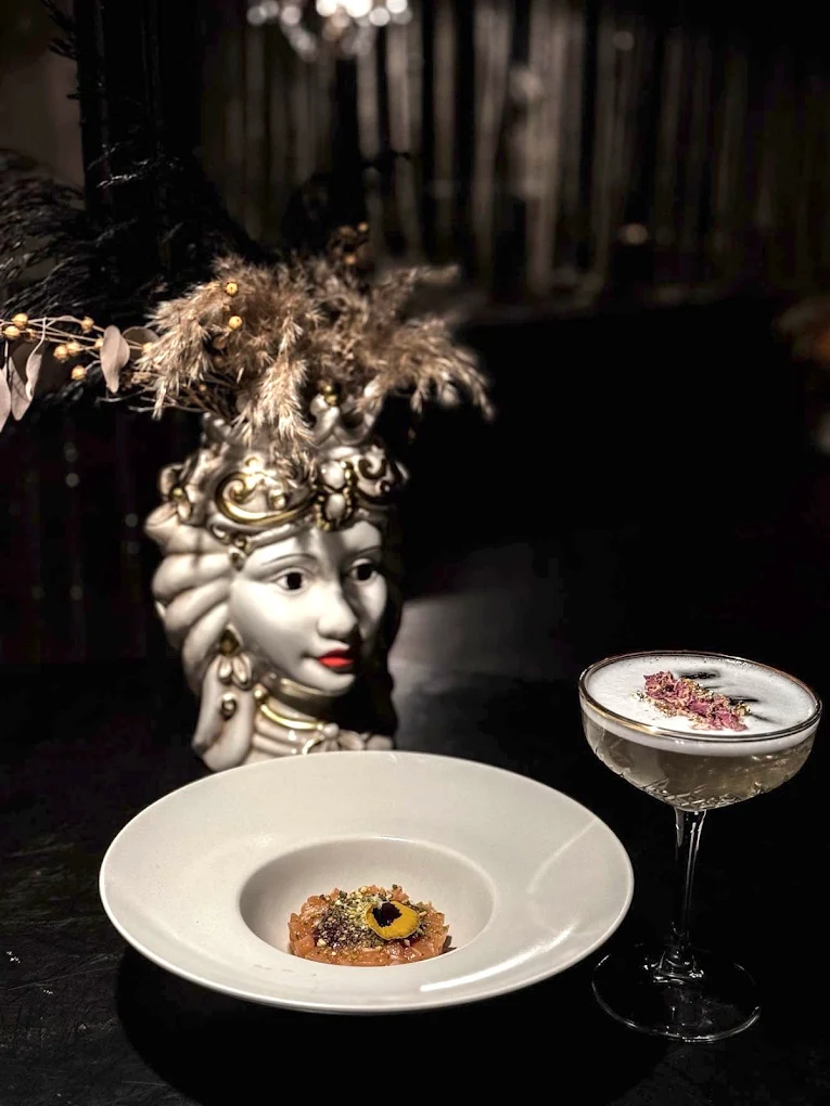 Sushi nero con foglia oro